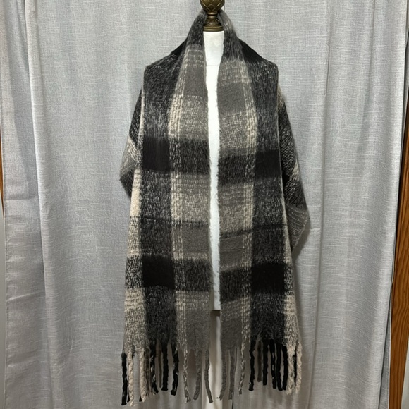 NWT jack & missy Oversized Scarf/Wrap-Plaid in Gray/Black-Twisted Fringe Detail - Picture 8 of 15